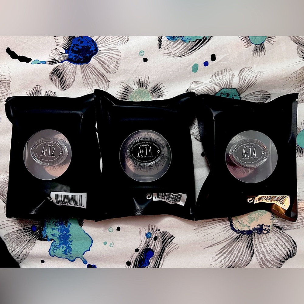 1 Black A+12
2 Black A+14
Lashify gossamer lashes.